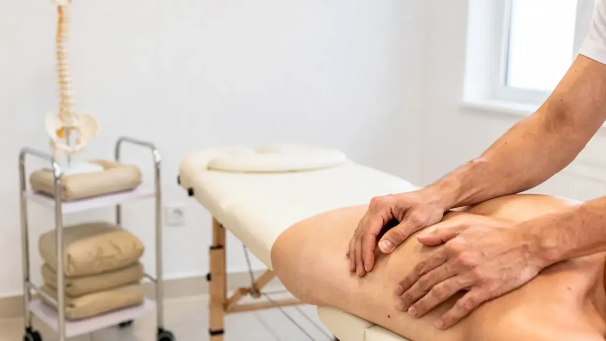 Osteopathie-Techniken in einer Behandlungsraum-Szene mit Behandlungsliege und Anatomiemodell