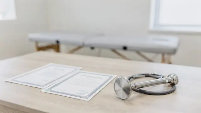 Osteopathie-Ausbildung und Kasse: Zertifikate und Behandlungsraum in einer Praxis
