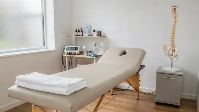 Osteopathie-Behandlungsraum mit Behandlungsliege und Anatomiemodell zum Thema wie viele Osteopathie-Behandlungen üblich sind