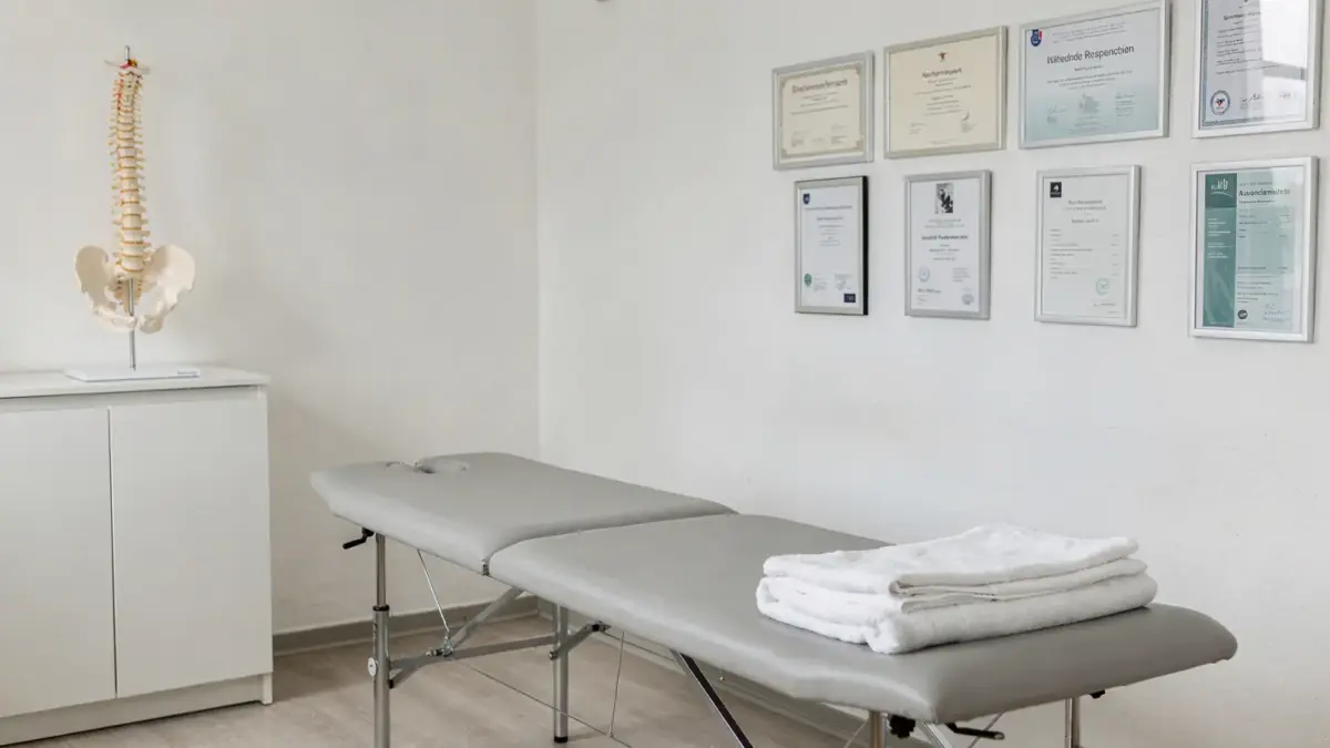 Osteopathie-Praxis in Deutschland mit Behandlungsliege und Anatomiemodell zum Thema Erstattung
