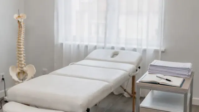 Osteopath-Erstgespräch: Fragen und Unterlagen in einer hellen Praxis
